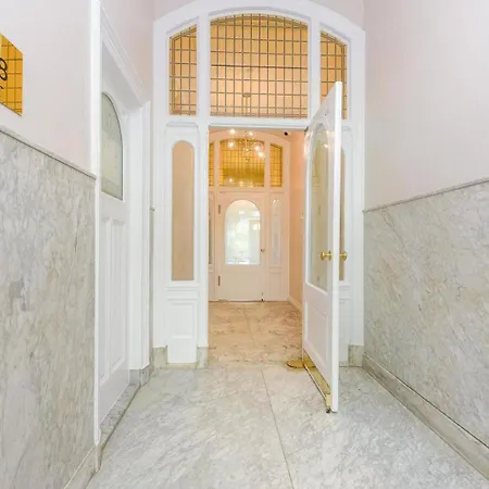 Novallure Margaretha - Short 3*