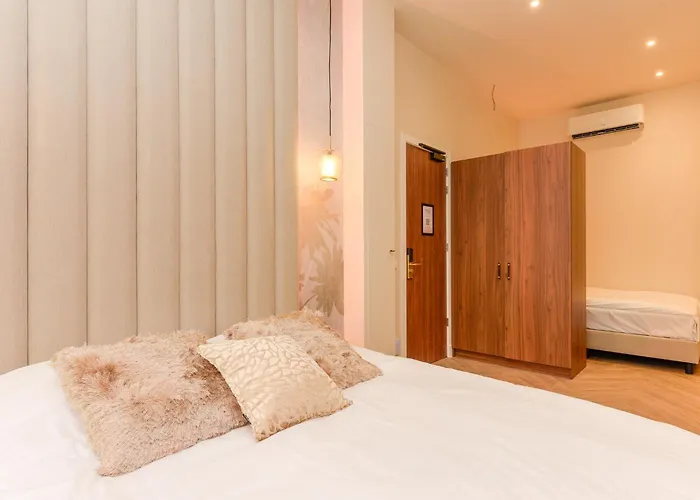 Novallure Margaretha - Short Rijswijk